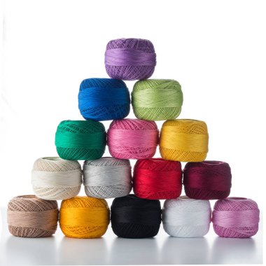 çok renkli pençe piramit, çok renkli iplik topları piramit beyaz izole