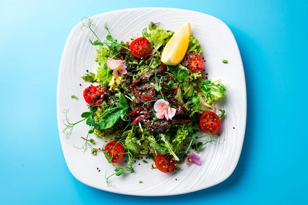 Finom Étvágygerjesztő Hínársaláta Asztalon Top View Zöldség Saláta Kék Alapon — Stock Fotó