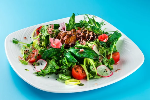 Finom Étvágygerjesztő Hínársaláta Asztalon Zöldségsaláta Kék Alapon Másoló Térrel — Stock Fotó
