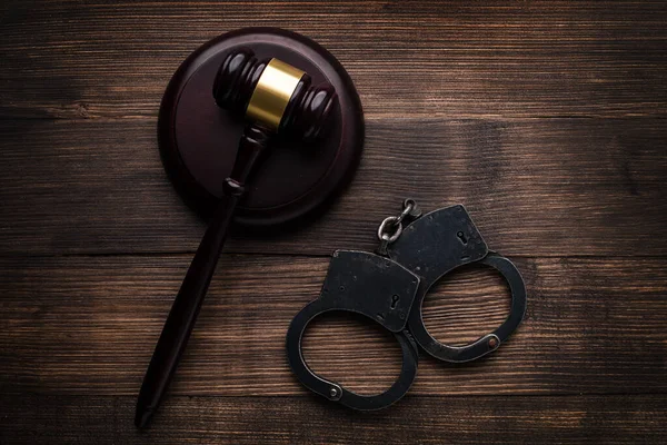 Handcuffs Judge Gavel Brown Table Gavel Stand Handcuffs Wooden Background — Stock Photo, Image