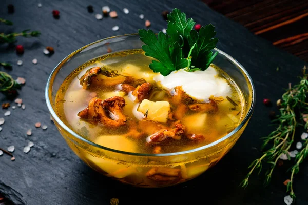 Vegetarian cuisine - soup with potatoes and chanterelles forest mushroom, soup with chanterelle mushrooms close up — Stock Image Vegetarian Cuisine Soup Potatoes Chanterelles Forest Mushroom Soup Chanterelle Mushrooms Stock Image