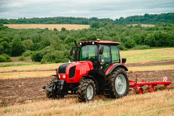 Tractor met ploeg — Stockfoto