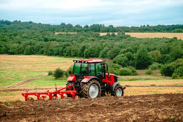 Ackerschlepper pflügt das Feld — Stockfoto