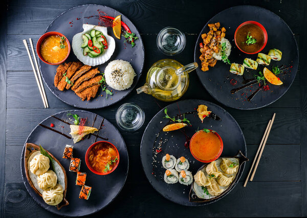 традиционные блюда японской кухни подаются на столе. Набор суши, рулоны, японская еда подается стол вид сверху, плоский лежал