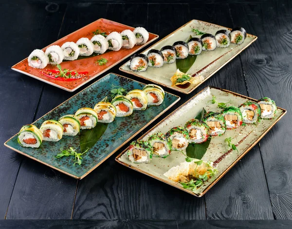 Sushi Ensemble Sur Une Planche Bois Sur Fond Blanc Ensemble — Photo