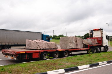 Taş kesme fabrikasında mermer levhalarla dolu bir kamyonun cesedi. Büyük taş levhaların taşınması