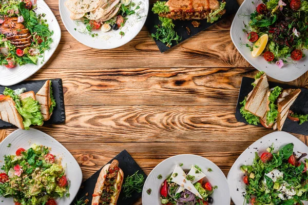 Comida Conjunto Platos Ensaladas Sobre Mesa Sobre Fondo Madera Vista —  Fotos de Stock