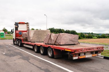 Taş kesme fabrikasında mermer levhalarla dolu bir kamyonun cesedi. Büyük taş levhaların taşınması