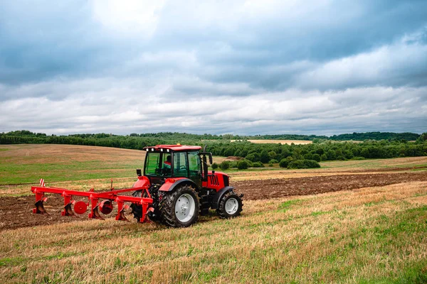 Traktor Szántás Mezőket Vidéken Mezőgazdasági Traktor Szántás Területen — Stock Fotó