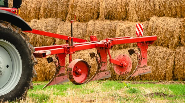 Traktor Szántás Mezőket Vidéken Mezőgazdasági Traktor Szántás Területen — Stock Fotó