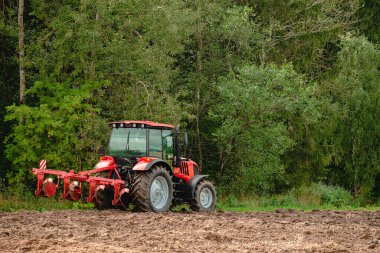 Tarlaları süren traktör, tarlayı süren tarım traktörü.