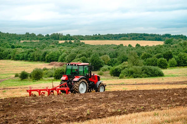 Traktor Mit Pflug Kleinbetrieb Mit Traktor Und Pflug Feld Schwere — Stockfoto