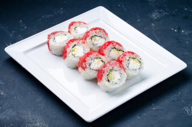 Suşi rulo, Maki. Gri beton arka planda menü için suşi rulosu kapat