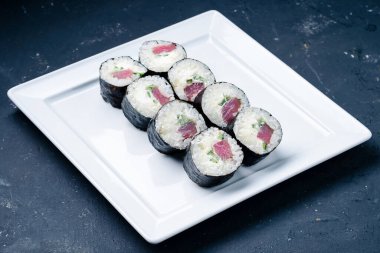 Suşi rulo, Maki. Gri beton arka planda menü için suşi rulosu kapat