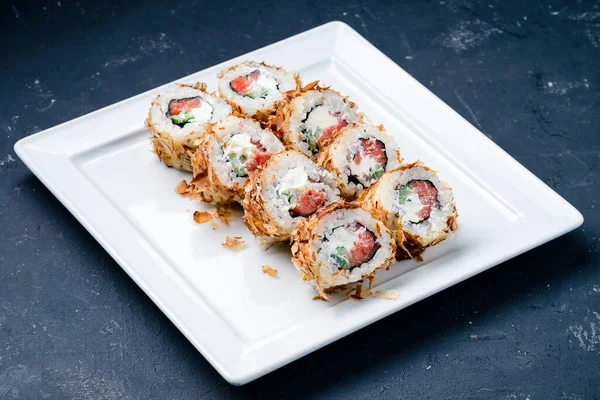 Suşi rulo, Maki. Gri beton arka planda menü için suşi rulosu kapat