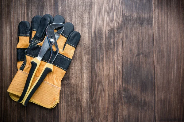 Arbeitshandschuh Mit Zange Auf Holztischhintergrund Drahtschneider Legen Schutzhandschuh Werkzeuge Handwerker — Stockfoto