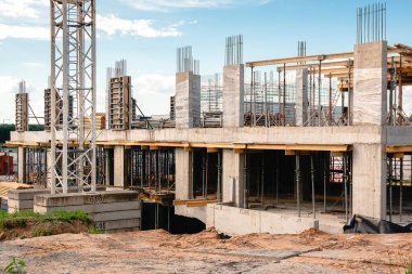 İskeleli modern inşaat alanı, inşaat iskeleti beton