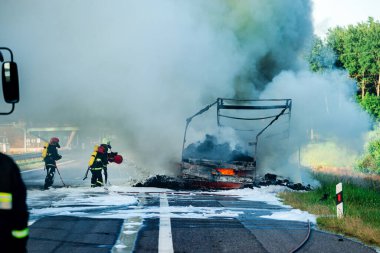 Cesur itfaiyeci itfaiye arabasını söndürdü, itfaiyeci yanan bir arabayı söndürdü.