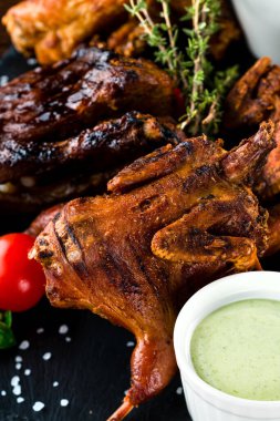 Arka planda pişmiş bıldırcın, ızgara keklik, yakın plan.