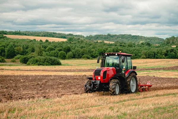 Tractor Met Ploeg Kleinschalige Landbouw Met Trekker Ploeg Het Veld — Stockfoto