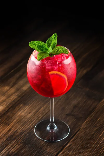 Rode Sangria Een Glas Een Houten Achtergrond Traditionele Alcoholische Drank — Stockfoto