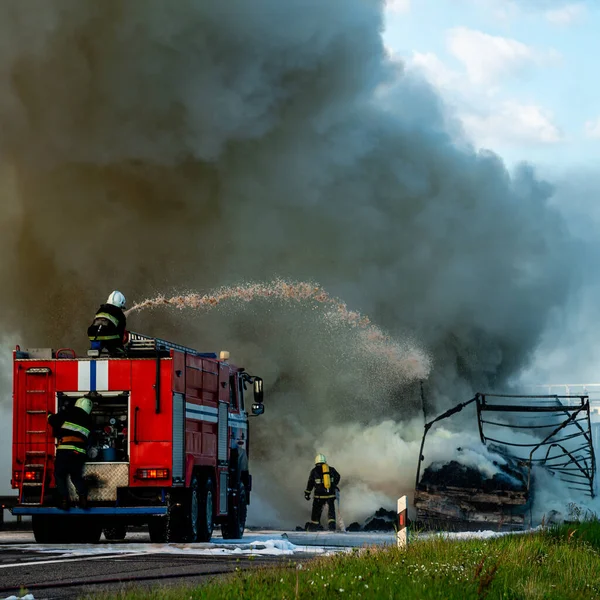 Firefighters Put Out Fire Foam Car Fire Engine Extinguishes Fire — Stock Photo, Image