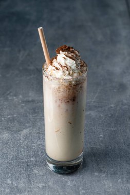 Krema ve karamel ile kafe latte, kremalı kahve.