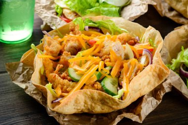 Taze unlu taco salatası tortilla kasesi, tortilla kasesinde taco salatası.