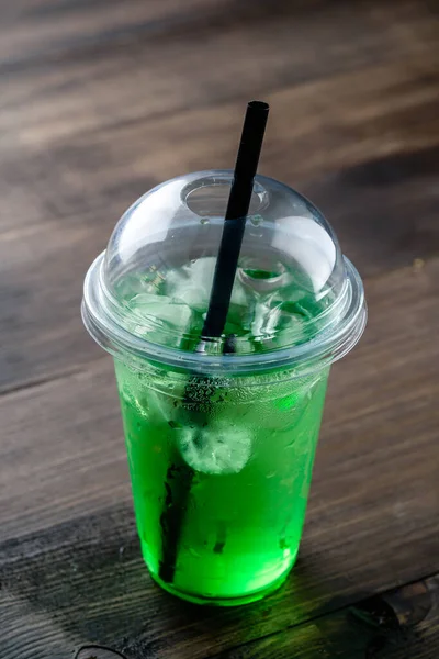 Mojito Lemonade Letni Zimny Napój Plastikowej Szklance Słomką Koktajl Napoje — Zdjęcie stockowe