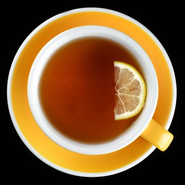Bir fincan limon çayı, siyah arka planda limonlu sıcak çay ve metin için fotokopi alanı.