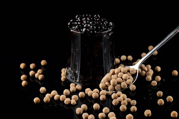 烧焦的木瓜珍珠在黑色背景上 对于泡茶概念 木薯球 食品和饮料的一种新趋势 生干有机木薯A — 图库照片