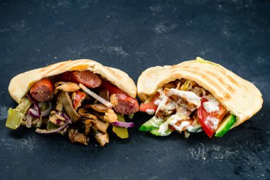 Kıyma ve sebzeli dürüm, siyah arka planda sığır eti ve sebzeli dürüm. Biftek dürüm, Meksika yemeği.