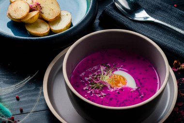 Soğuk pancar çorbası. Pancar kökünden yapılmış soğuk sebze çorbası, yumurtalı. Geleneksel pancar çorbası ve patates.