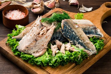 Sous Vide uskumru balığı filetosu pişti, soslu teknoloji mutfağı.