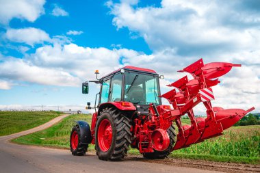 Traktörle tarlayı süren çiftçi.