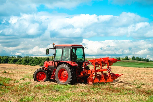 Landwirt pflügt mit Traktor das Land — Stockfoto