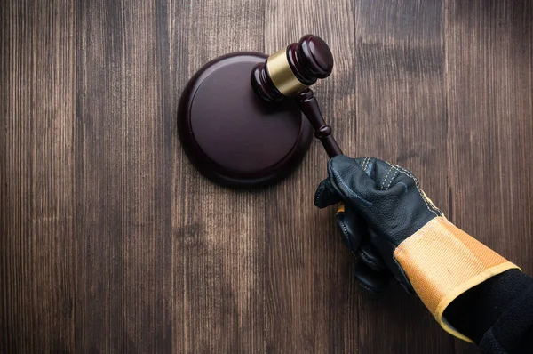 Labor law concept, wooden judge gavel and yellow helmet isolated on white background — Stock Photo, Image