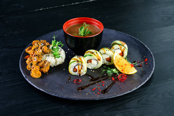 Азиатский суп, суши-роллы и гарнир