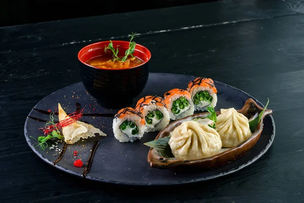 Asiatique jeu de nourriture boulettes et rouleaux de sushi — Photo