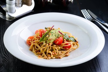 Avokado armuduyla nefis İtalyan makarna aperatifi, taze domates, çam fıstığı ve parmesan peyniri, çam fıstıklı spagetti.