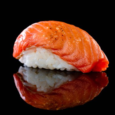 Somonlu kurutulmuş suşi nigiri, siyah arka planda güzel nigiri suşi.