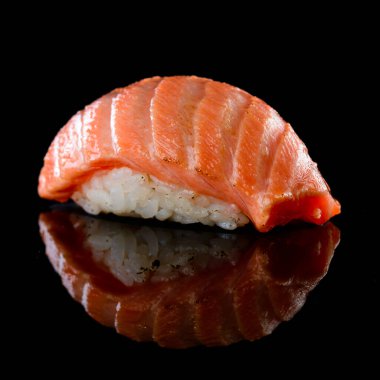 Somonlu kurutulmuş suşi nigiri, siyah arka planda güzel nigiri suşi.