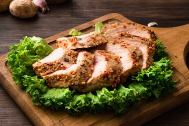 Sous Vide tavuk fileto yeşil marul yaprakları üzerinde