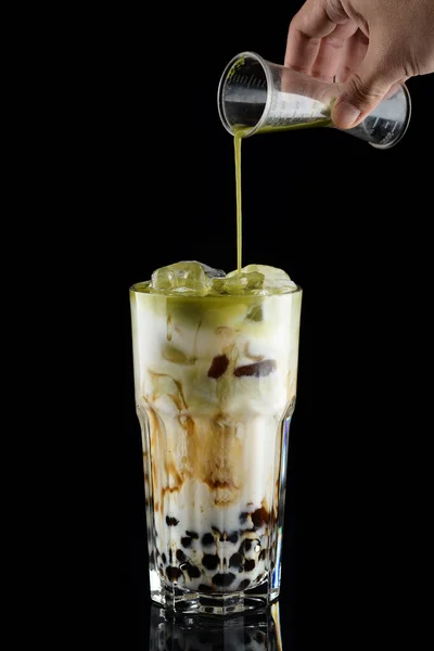 Menuang Hijau Matcha Dalam Gelas Dengan Susu Gelembung Teh Hitam — Stok Foto