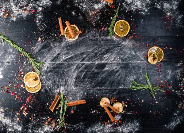 Élelmiszer háttér fekete hely a szöveg szárított narancs és fahéj — Stock Fotó