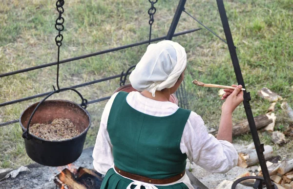 Cocina Del Campamento Medieval Con Chef Que Deguste Comida —  Fotos de Stock