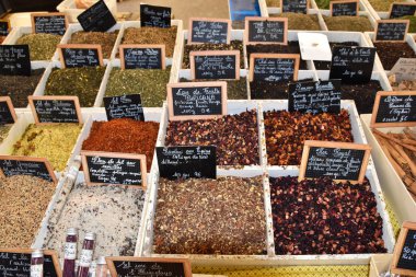 baharat ve nadir tuz piyasada at kutusundaki toplanan