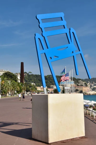 プロムナード ザングレにニースのチャールズ トルドの青い椅子の記念碑 — ストック写真