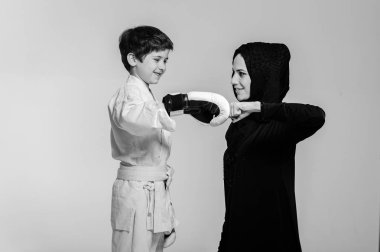 Mutlu Müslüman anne ile küçük oğlu selfie yapıyor kimono içinde.