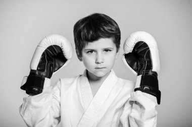 Kimono üzerinde turuncu kemer ile küçük çocuk. Karate.